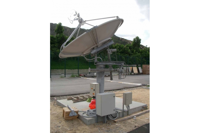 Eight Wind Proof SMATV Antenna Disneyland HK 960-3